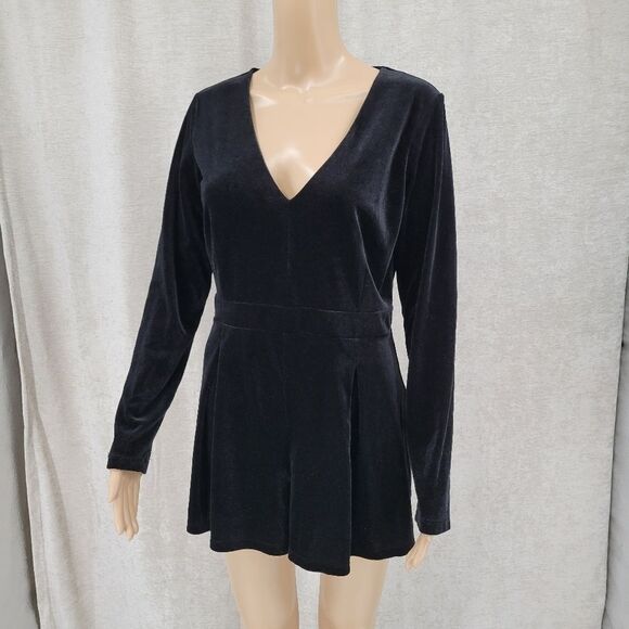 Gianni  Bini Black Velour Long Sleeve Romper Women's Medium - Picture 3 of 14